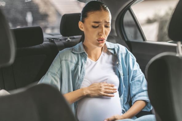 da-li-cu-na-vreme-stici-do-porodilista--stockphotoyoungpregnantwomanexperiencingbraxtonhickscontractionssittinginbackseatofcartouching2409739227.jpg