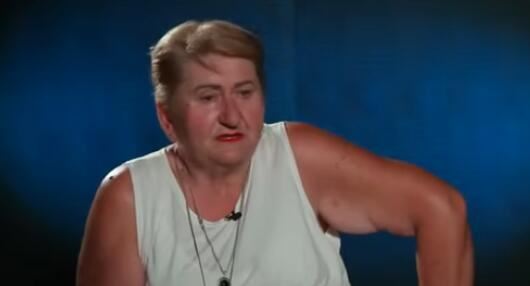 Žena u beloj majici