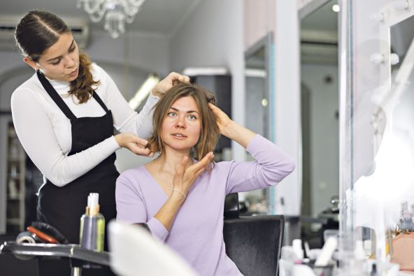zanemarivanje-razgovora-sa-frizerom--stockphotoskilledyoungfemalehairdresserofferingmodernhairstylingtowomanclientvisitingprofessional2421404431.jpg
