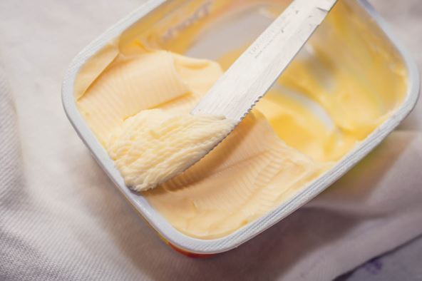 margarin--stockphototakingmargarinefromthejarwiththeknife2149931251.jpg