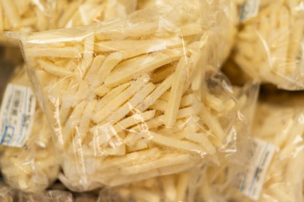 smrynuti-pomfrit--stockphotofrozenfrenchfriesinasupermarketpackagedinaplasticbagcloseup2358620043.jpg