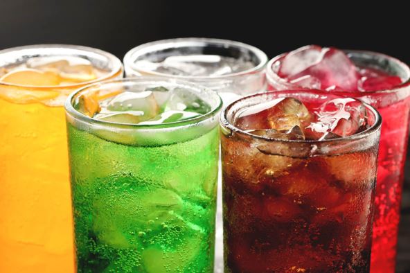 vocni-i-gayirani-sokovi--stockphotosoftdrinksandfruitjuicemixedwithsodahighinsugarhaveanegativeeffectonphysicalhealth2442334443.jpg