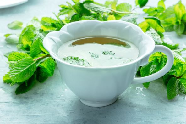 caj-od-nane--stockphotomintteaacupofpeppermintteawithfreshmintleavesonabluebackground2564460647.jpg