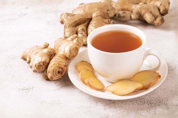 caj-od-djumbira--stockphotocupofhotgingerteawithgingerrootandslicesongraybackground2188788637.jpg
