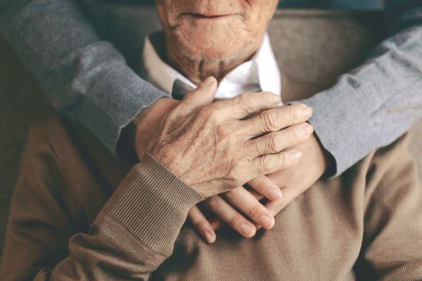 obratite-paznju-na-ove-stvari--stockphotohappyhealthcareworkerhuggingaseniormanathomeandsupportencouragingoldpeopleahappy2473010025.jpg