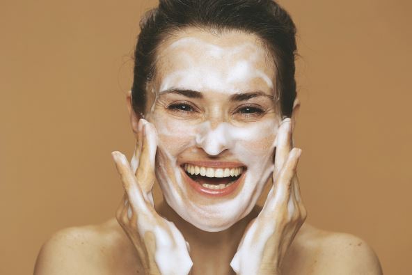 CISTAC LICA   stock-photo-smiling-middle-aged-woman-with-foaming-face-wash-washing-face-on-beige-background-2484722527.jpg