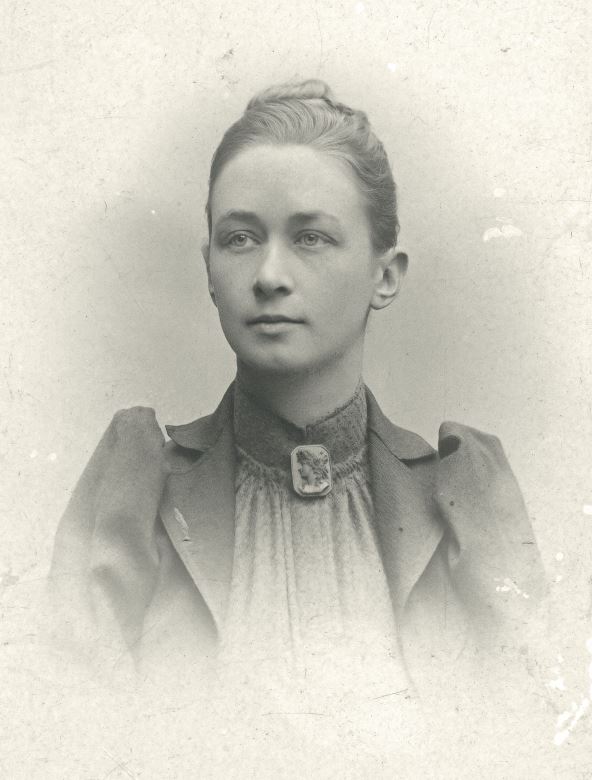 Hilma_af_Klint,_portrait_photograph_published_in_1901.jpg
