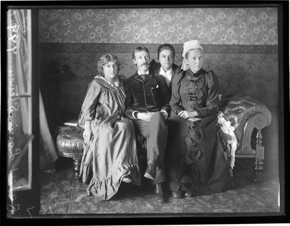 Robert_Louis_Stevenson_and_family.jpg