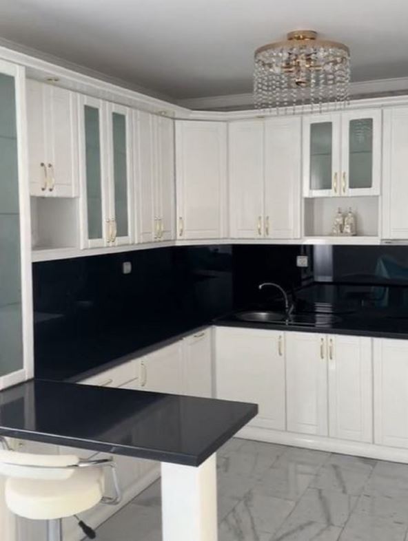 2025-05-24 09_04_30-Vile, palate, bazeni, avioni, kamioni… 😳💶💶💶 #fyp #foryoupage #tikt... _ TikT.jpg