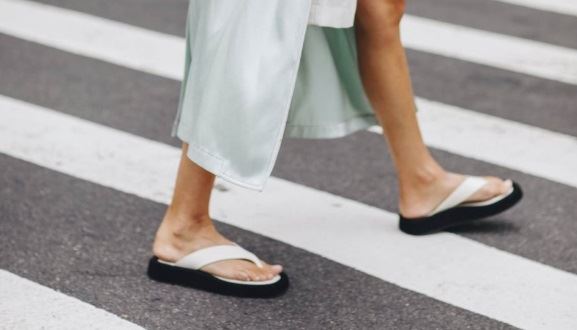 Letnje papuče na devojci koja prelazi pešački