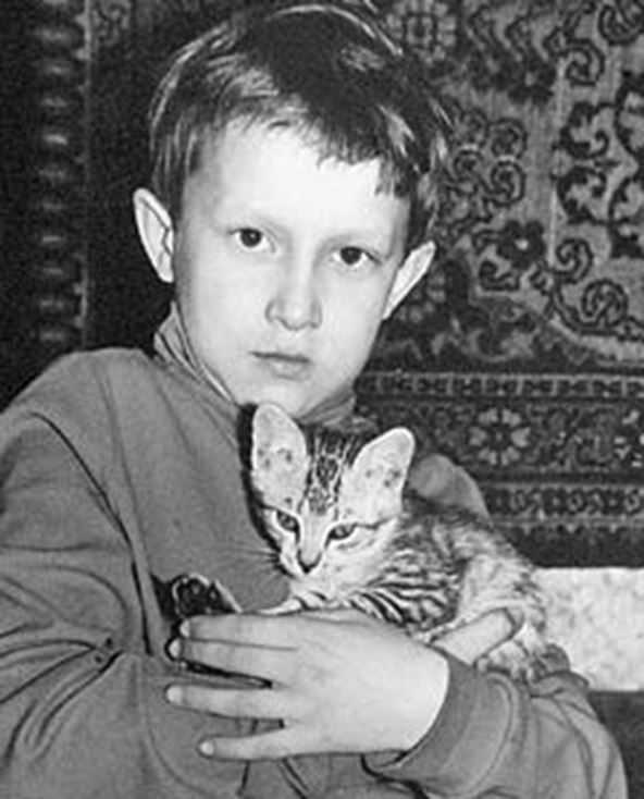 Kad je bio mali doživeo je nesreću zbog koje je počeo da muca