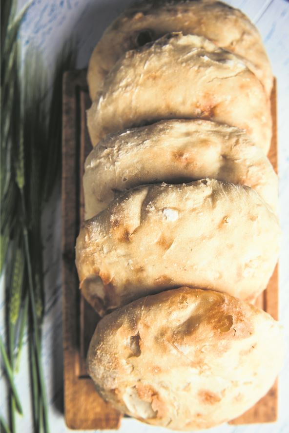 stock-photo-lepinja-freshly-baked-homemade-bread-buns-traditional-balkan-cuisine-bread-for-meat-with-ears-1753374044.jpg