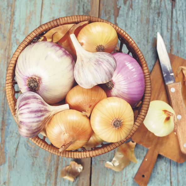 LUK  stock-photo-onions-and-garlic-in-the-basket-154393880.jpg