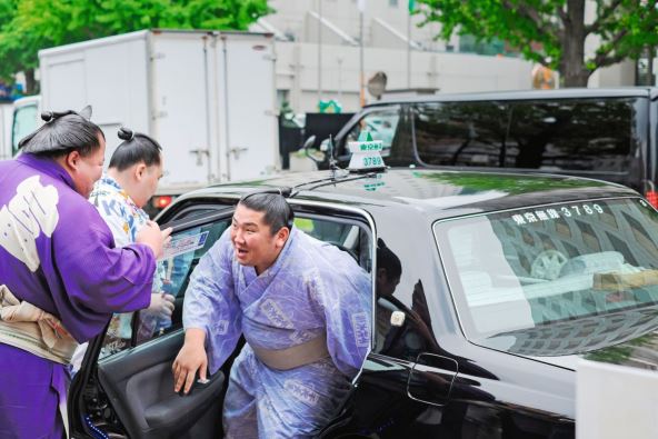 RVACI NE SMEJU DA VOZE  stock-photo-tokyo-japan-september-sumo-wrestlers-fujiazuma-kazuyoshi-with-friends-on-september-in-336313376.jpg