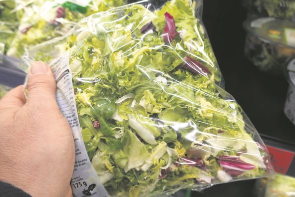 OPRANO NE ZNACI DA JE BEZ BAKTERIJA  stock-photo-hand-holding-a-bag-of-fresh-mixed-salad-in-a-supermarket-reading-the-nutritional-information-label-2615049053.jpg