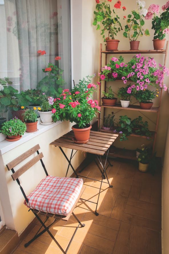 ZASTITA OD DIREKTNOG SUNCA     stock-photo-beautiful-balcony-with-small-table-chair-and-flowers-296473406.jpg