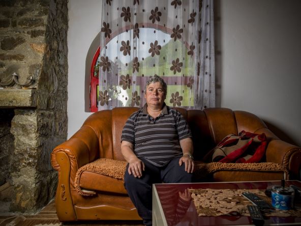 Albanka Đistina Grišaj sedi u dnevnom borakvu