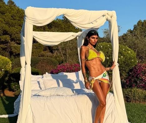 Mia Kalifa pored baldahina