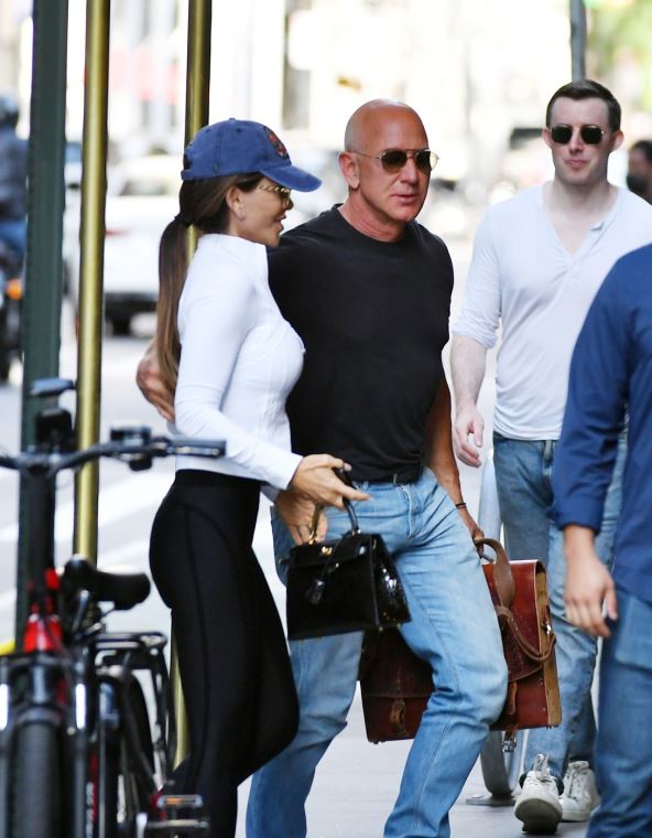 Loren Sančez izlazi iz kola