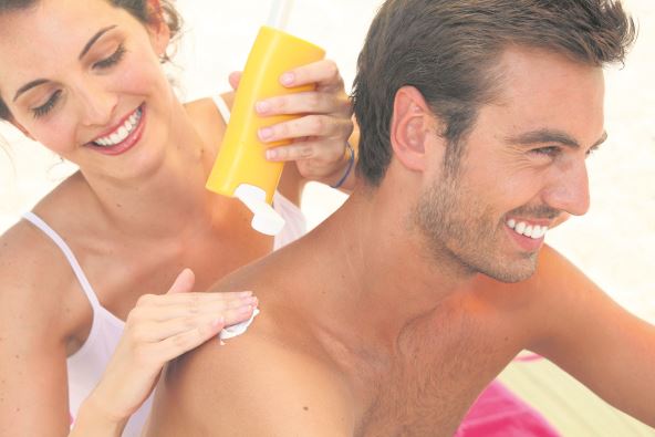 ZASTITNI FAKTOR 30 DVOSTRUKO BOLJE STITI OD ZASTITNOG FAKTORA 15   stock-photo-couple-applying-suncream-79288153.jpg