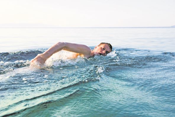 PLIVANJE PUNOG ZELUCA JE STETNO  stock-photo-swimming-man-in-clean-ocean-water-16227376.jpg