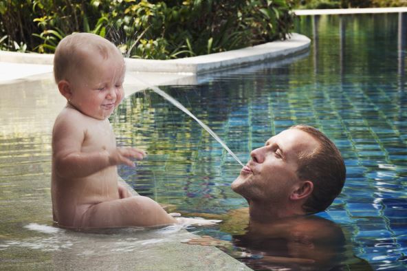 IZBEGAVAJTE DA VAM BAZENSKA VIDA UDJE U USTA stock-photo-father-splashing-water-on-baby-thailand-197108624.jpg