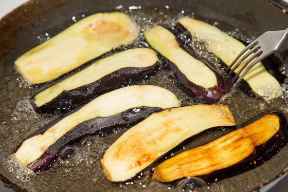 OPREZNO S ULJEM PRILIKOM PRZENJA  stock-photo-eggplant-fried-in-a-pan-211672837.jpg