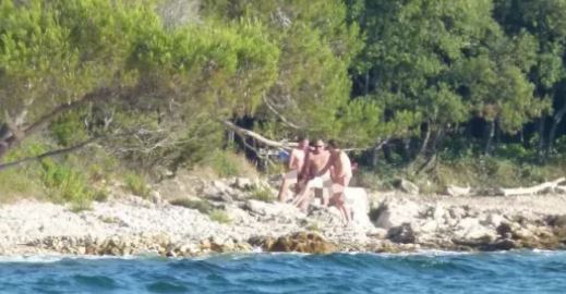 Troje golih ljudi na plaži priredili skandal prolaznicima