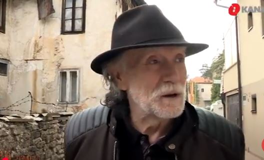 Josip Pejaković među ruševinama