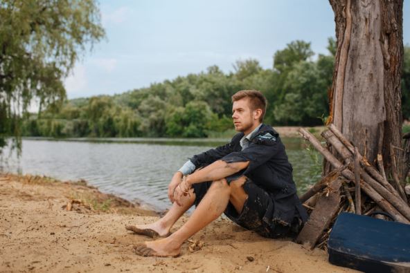 čovek-u-pocepanom-odelu-na-pustom-ostrvu.jpg