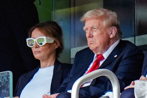 melanija-tramp-na-fudbalskoj-utakmici-u-beloj-haljini (2).jpg