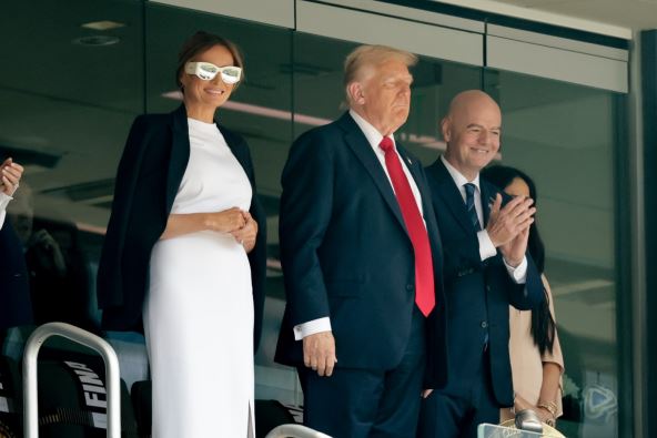 melanija-tramp-na-fudbalskoj-utakmici-u-beloj-haljini (3).jpg