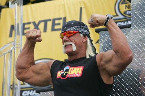 Hulk Hogan pokazuje mišiće