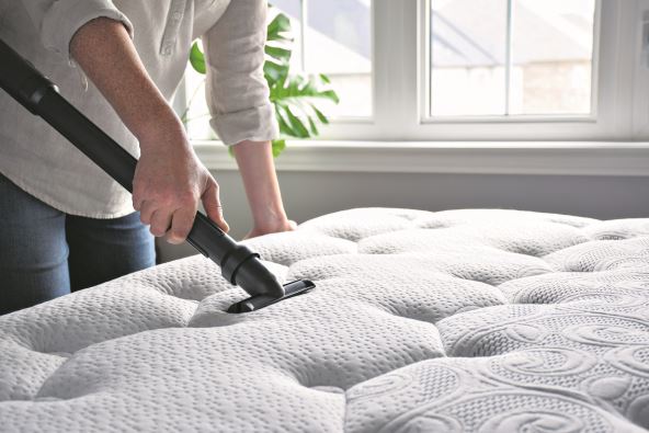 DUBINSKO CISCENJE  stock-photo-woman-using-vacuum-cleaner-to-vacuum-mattress-in-a-bedroom-2377741303.jpg