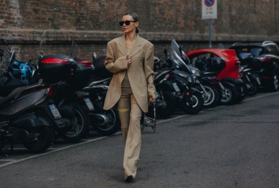 Žena u modernoj odeći šeta gradom