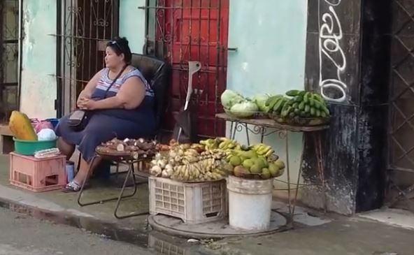 Žena prodaje na pijaci u Kubi