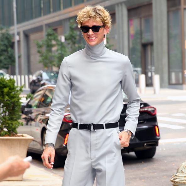 Mašin Gan Keli sređen u dolčeviti i pantalonama