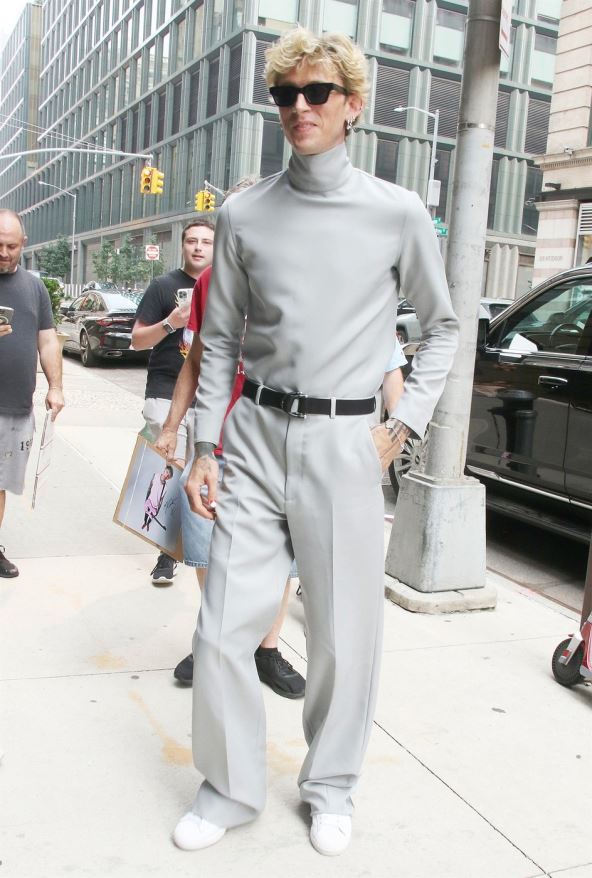 Mašin Gan Keli sređen u dolčeviti i pantalonama