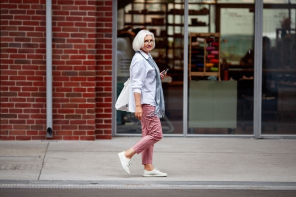 Žena od 60 godina u plavo roze kombinaciji