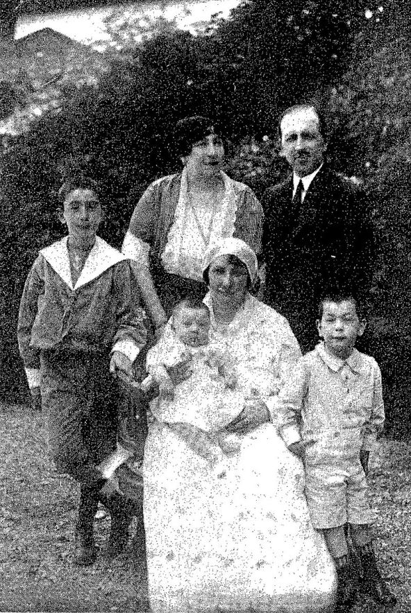 Mušfika sa ćerkom, zetom i unucima