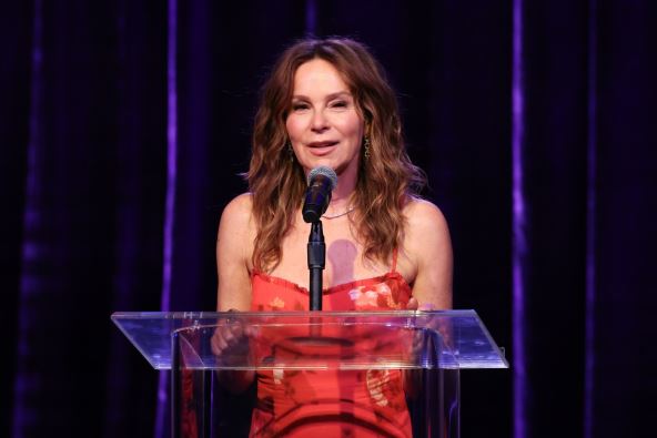 Dženifer Grej drži govor