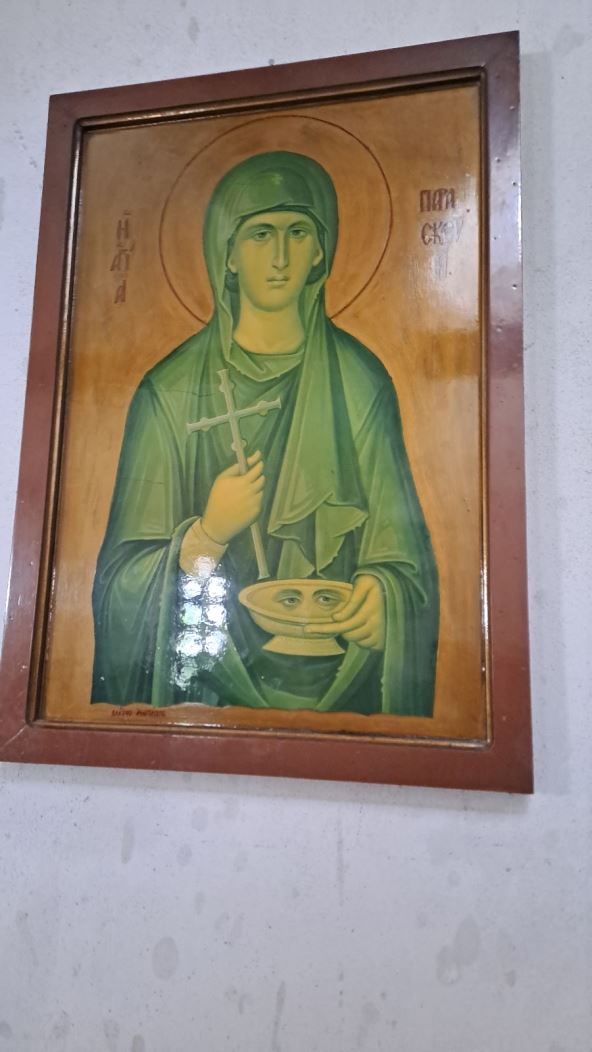 Ikona svete Petke Trnove u manastiru Dionis u Grčkoj na kojoj Sveta Petka drži ikonu sa naslikanim očima