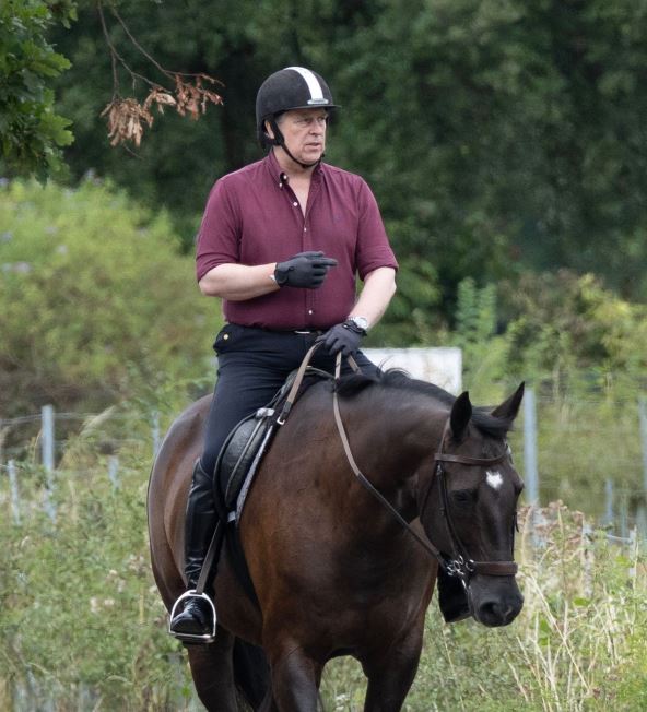 Princ Andru dok jaše konja na kraljevskom imanju