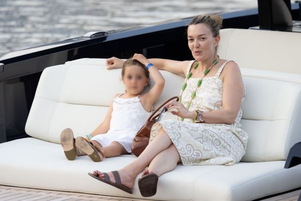 Marta Ortega sa cerkicom na jahti.jpg