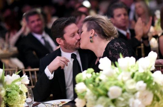 Keli Klarkson sa pokojnim suprugom