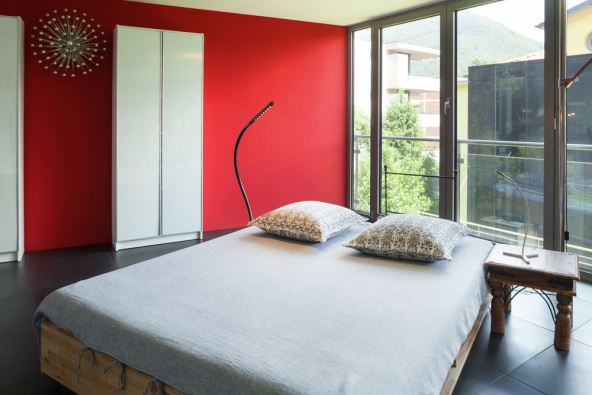Spavaća soba sa crvenim zidom