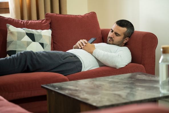 Muškarac spava na kauču