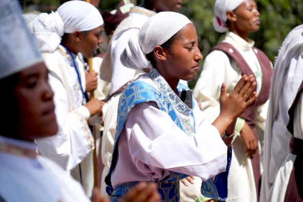 Etiopija ljudi u belom se mole