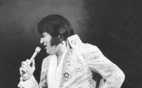 Elvis Presli peva na koncertu