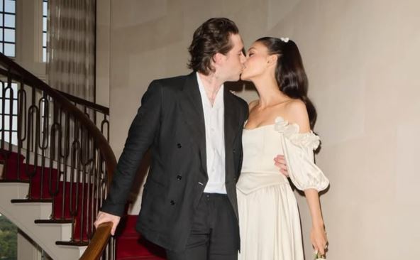 Poljubac Bruklina Bekama i Nikole Pelc tokom obnavljanja zaveta